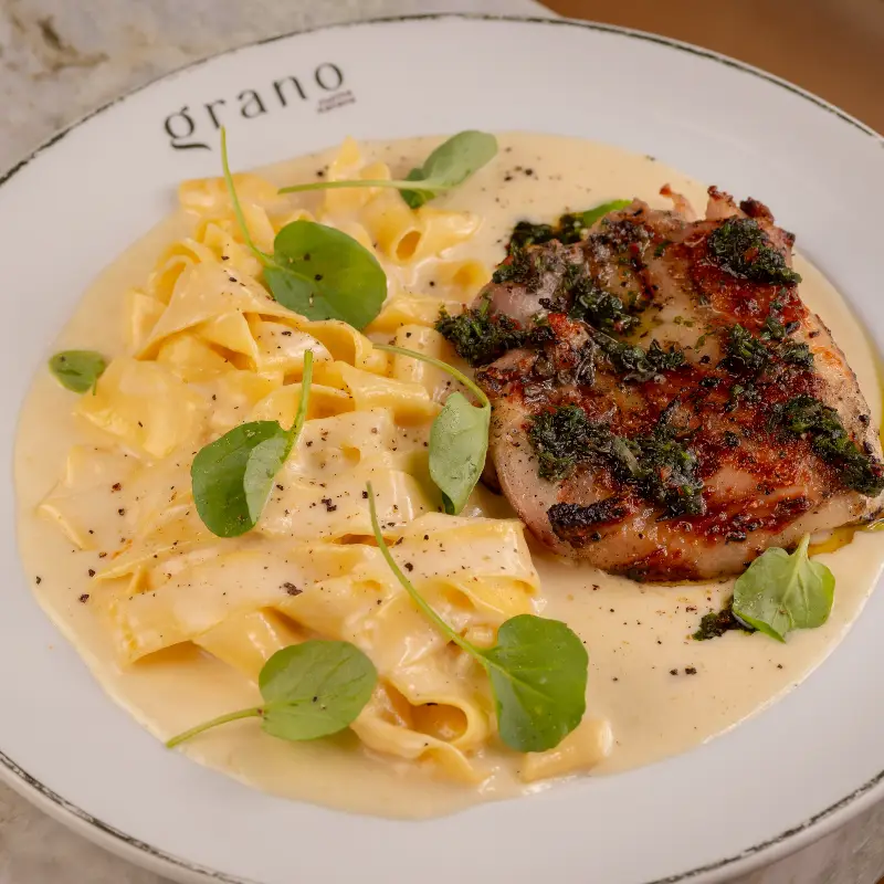 Tagliatelle al Molho Champagne e Pollo Parrillado